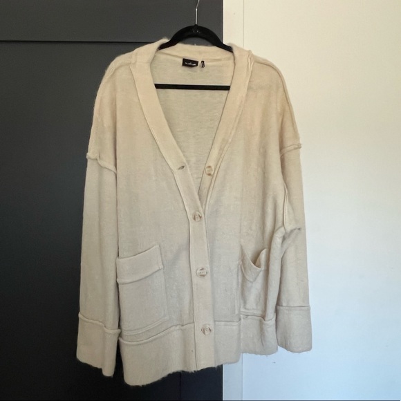 SOLD - host pick!π§π»ββοΈβ¨ UO Out from Under Whisper Knit Cardigan - Picture 6 of 8